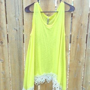 Adorable summer yellow tank top w/ white lace🌻